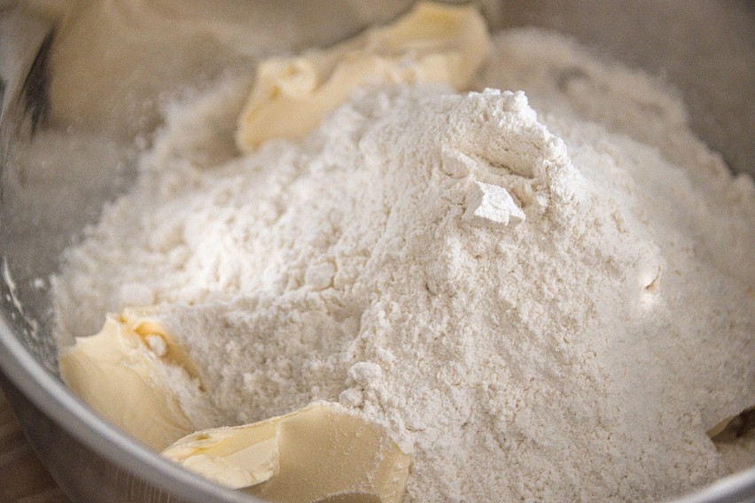Mąka pszenna - jeśli biszkopt ma być puszysty, mąkę należy...
