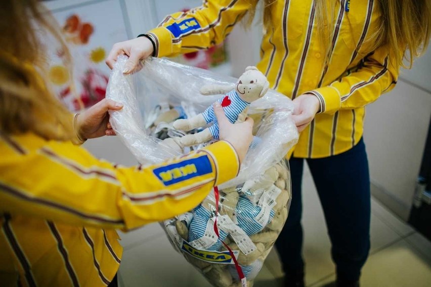 IKEA Poznań przekazała pluszaki małym pacjentom szpitali dziecięcych w Poznaniu 