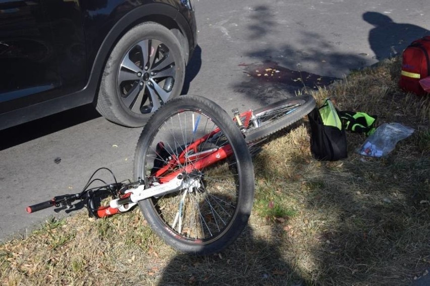 Wypadek w Lęborku 12.08.2020 r. 14-letni rowerzysta potrącony przez samochód. Chłopaka zabrał śmigłowiec [zdjęcia]