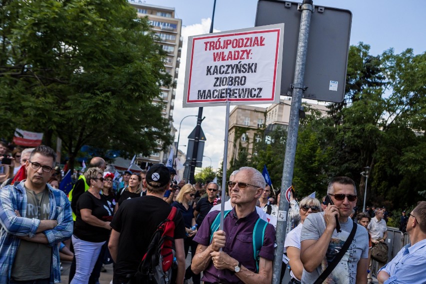 Protest przed Sejmem ws. zmian w sądownictwie [ZDJĘCIA] Demonstracja KOD i Obywateli RP w Warszawie