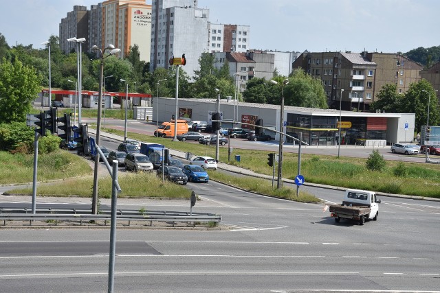 Tak po wycince drzew przy drodze wygląda obecnie popularne skrzyżowanie przy Makro w Sosnowcu (DK94)