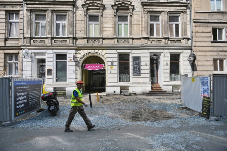 Brzydki zapach i zalegające śmieci - tak jeszcze we wtorek...