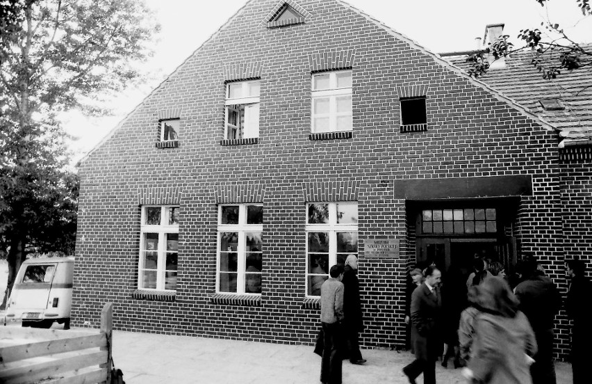 Fronton dawnej szkoły i dzisiejszego muzeum w Płotowie