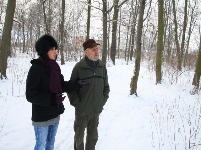 Sandra Cierniak i sołtys Henryk Pawleta zastanawiają się już, jak zagospodarować zaniedbany park.