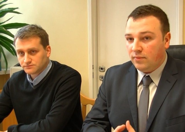 Sebastian Putra (od lewej), radny PiS i Mariusz Nahajewski, radny klubu Białostoczanie 2014 o pomysłach na budżet obywatelski Białegostoku w 2015 roku