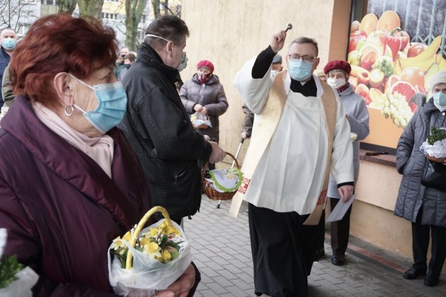 W sobotę po raz pierwszy od dwóch lat w łódzkich kościołach odbyła się "święconka". Błogosławieństwo i święcenie pokarmów na świąteczny stół w Wielką Sobotę przyciągnęło do kościołów wielu wiernych. Proboszczowie bardzo się starali, żeby zminimalizować ryzyko zakażenia się koronawirusem.CZYTAJ DALEJ >>.