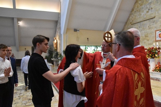 We wtorek do bierzmowania przystąpiła młodzież w parafii na os. Dolnosląskim w Bełchatowie