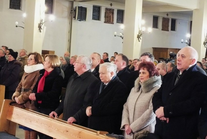 Jarosław Kaczyński podczas mszy w Starachowicach
