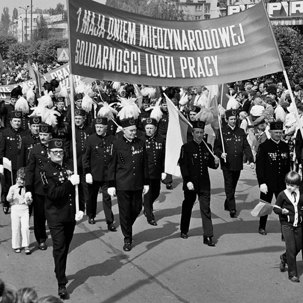 Jedna z fotografii przedstawiająca pierwszomajowy pochód ulicami Tarnobrzega.