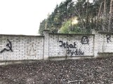 "Jeb... Żydów". Taki napis pojawił się na murze cmentarza żydowskiego w Dąbrowie Białostockiej