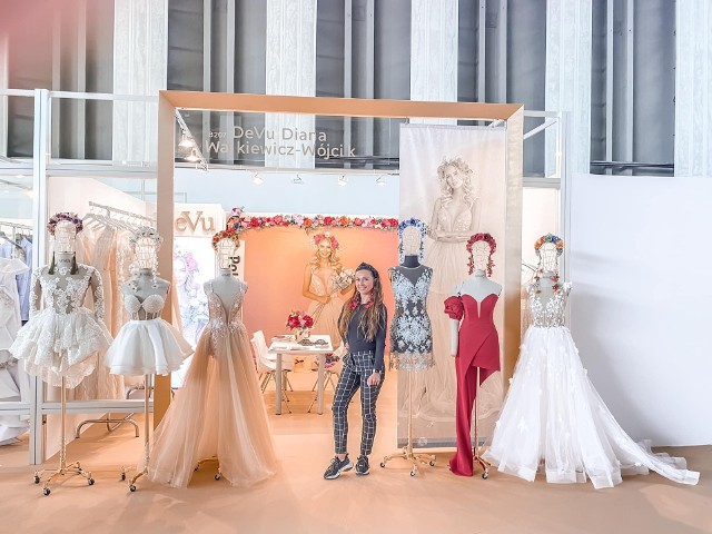 Diana Walkiewicz podczas Tygodnia Młodej Mody w Barcelonie i stroje marki DeVu jej projektu.