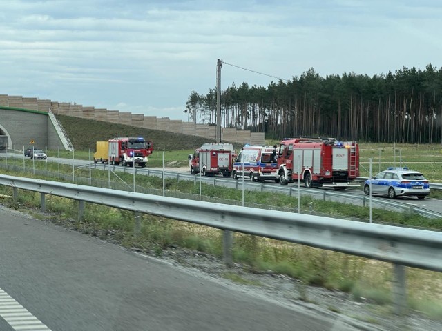 Na drodze serwisowej przy S5 w kierunku Poznania doszło do zderzenia motocykla z samochodem osobowym.