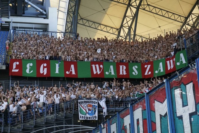 Legia Warszawa w obecnym sezonie znów ma problemy związane z zachowaniem swoich kibiców.Zobacz kolejne zdjęcia. Przesuwaj zdjęcia w prawo - naciśnij strzałkę lub przycisk NASTĘPNE