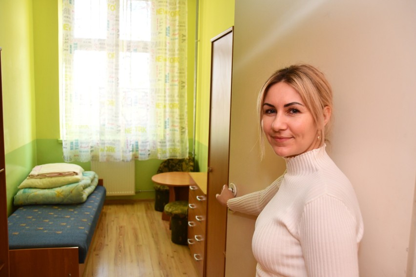Paulina Kostka, wychowawca z ośrodka w Winarach, pokazuje...