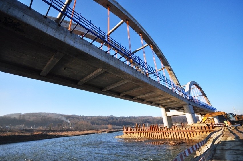 Kolejowy most w Dąbrówce już stoi. Wkrótce pojedziemy nim do Zakopanego