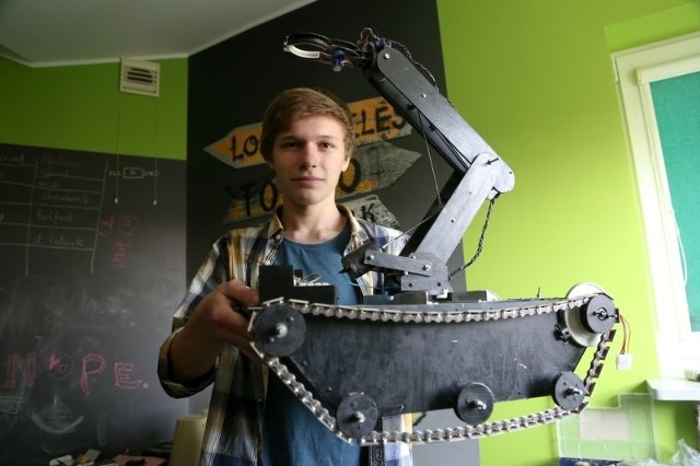 Ten robot wielozadaniowy, skonstruowany przez białostockiego gimnazjalistę Piotra Wasilewskiego, wszedł do finału Konkursu Naukowego E(x)plory. Walczył głównie ze studentami.