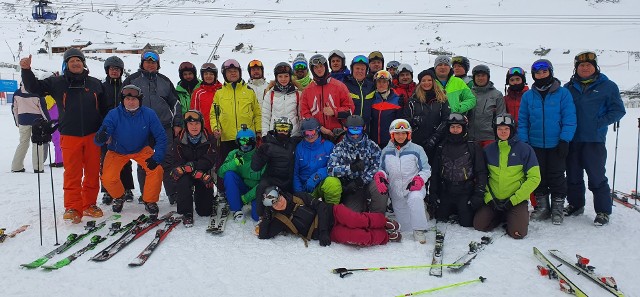 W dniach między 7 a 15 grudnia w bajecznym Val Thorens - największym kurorcie narciarskim świata, odbywa się kolejny zimowy wyjazd organizowany przez Stowarzyszenie Salutem. - Ponad 600 kilometrów tras, fantastyczne warunki i 100-osobowa grupa białego szaleństwa- ciężko o lepsze zakończenie roku. Na tegorocznym wyjeździe mamy osoby z niemalże wszystkich dziedzin życia - liczne grono lekarzy, kilku kieleckich prawników, sportowców, nauczycieli, instruktorów i nawet polityków. W takim towarzystwie nikt się nie nudzi. Co więcej, na wyjeździe Stowarzyszenie Salutem również organizuje kurs na instruktora narciarstwa. Pozdrawiamy pijąc gorąca czekoladę z baru na wysokości 3200 metrów - powiedział nam Jacek Słowak, instruktor narciarstwa, znany podróżnik, prezes Stowarzyszenia Salutem.  Na obozie są między innymi Grzegorz Stępień - kardiochirurg, Jan Jagielski - dziennikarz, Wojciech Pobocha - koszykówka, Zbigniew Kozłowski - karate, Rafał Forma - kolarstwo, Bartek Słowak - judo sportowców jest bardzo dużo  karatecy piłkarze pływacy kolarze. Są też koszykarze, zapaśnicy, bokserzy i siatkarze.(dor)