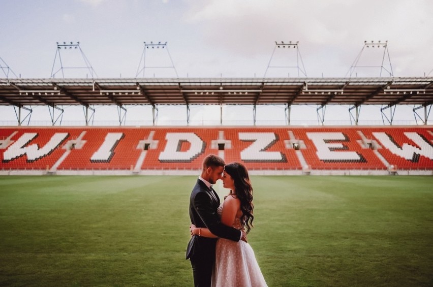 Patryk Stępiński wraz z żoną Natalią na stadionie Widzewa....