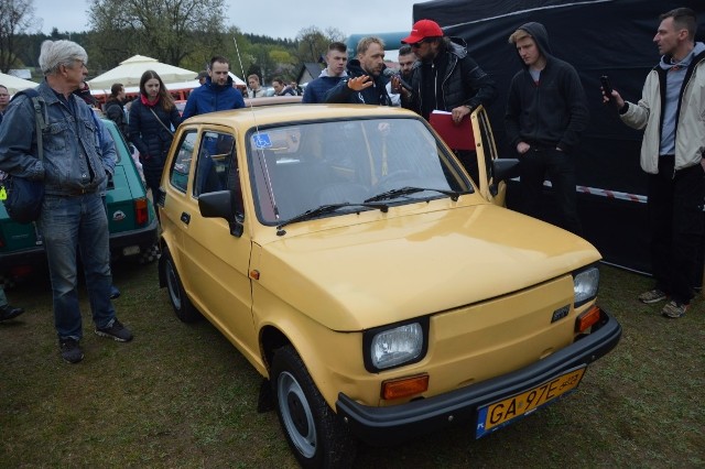 Od kilku lat Przetoczyno, niewielka wieś w gminie Szemud, znalazła się na motoryzacyjnej mapie Polski. Od 2017 roku odbywa się tutaj Kaszubski Zlot Fanów Fiata 126p. Niestety, mieszkańcy obawiają się, o dalsze losy imprezy, jak i innych wydarzeń we wsi. Gmina postanowiła wystawić na sprzedaż część nieruchomości przy której organizowane jest życie społeczne mieszkańców. - To ostatni "bastion kultury" naszej wsi - mówią mieszkańcy. Władze gminy jednak uspokajają (w fotogalerii publikujemy zdjęcia z tegorocznego zlotu).