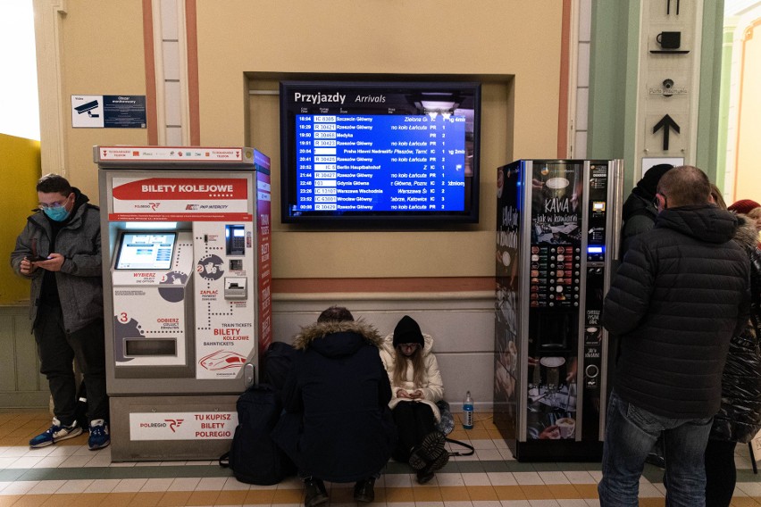 Uchodźcy z Ukrainy otrzymują pomoc na dworcu PKP w Przemyślu [NOWE ZDJĘCIA]