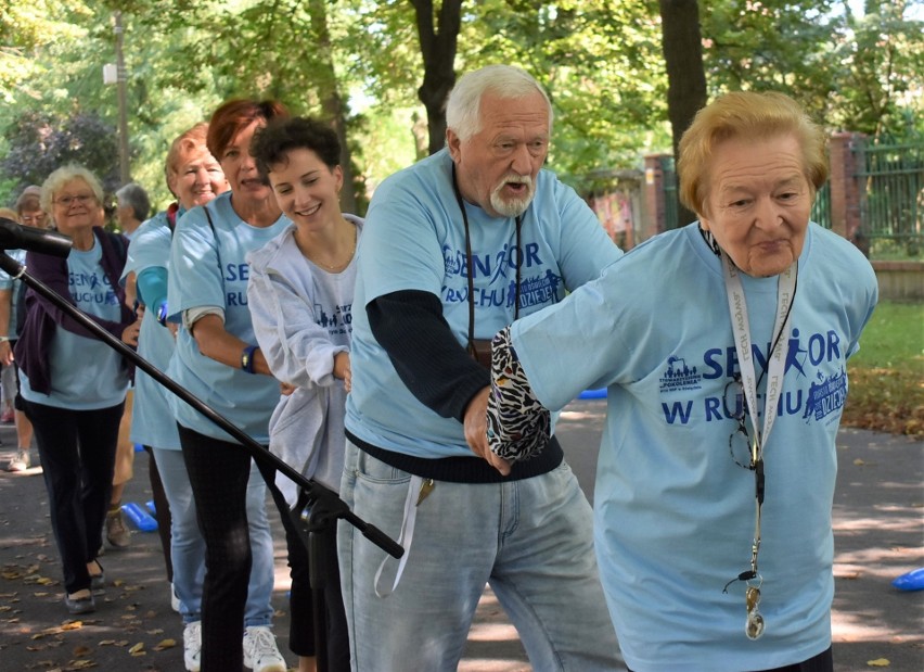 "Senior w ruchu" w Oświęcimiu. Kilkadziesiąt osób w wieku 60+ ćwiczyło i bawiło się aktywnie na bulwarach nad Sołą [ZDJĘCIA]