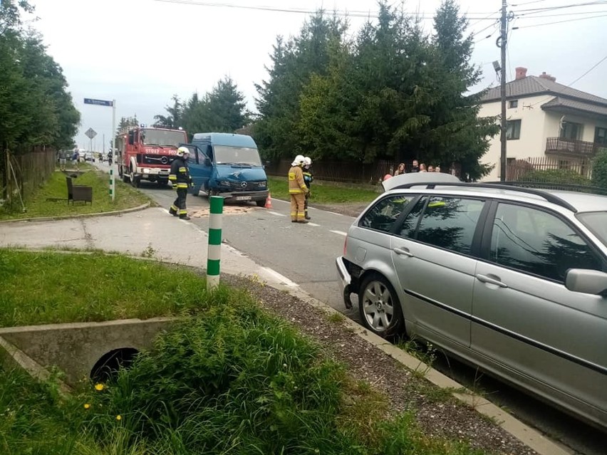 Wypadek w Cianowicach. Ruch wahadłowy na drodze wojewódzkiej. Zderzyły się dwa pojazdy osobowy i dostawczy