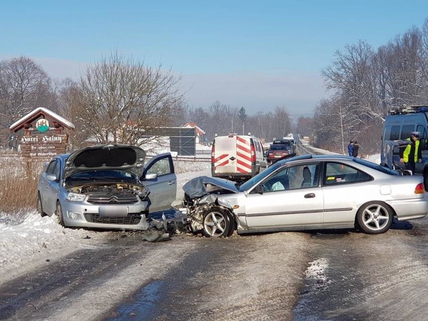 Groźny wypadek na drodze Jelenia Góra – Karpacz [ZDJĘCIA]