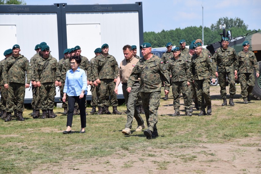 Wicepremier Mariusz Błaszczak i marszałek Sejmu Elżbieta Witek odwiedzili żołnierzy stacjonujących przy polsko-białoruskiej granicy