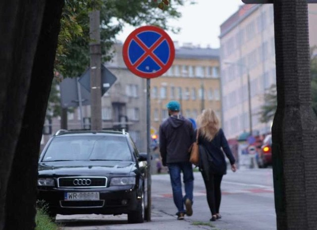 Przez parkujące na chodniku samochody piesi muszą chodzić po jezdni. Kto będzie winny, jeśli kogoś potrąci samochód?