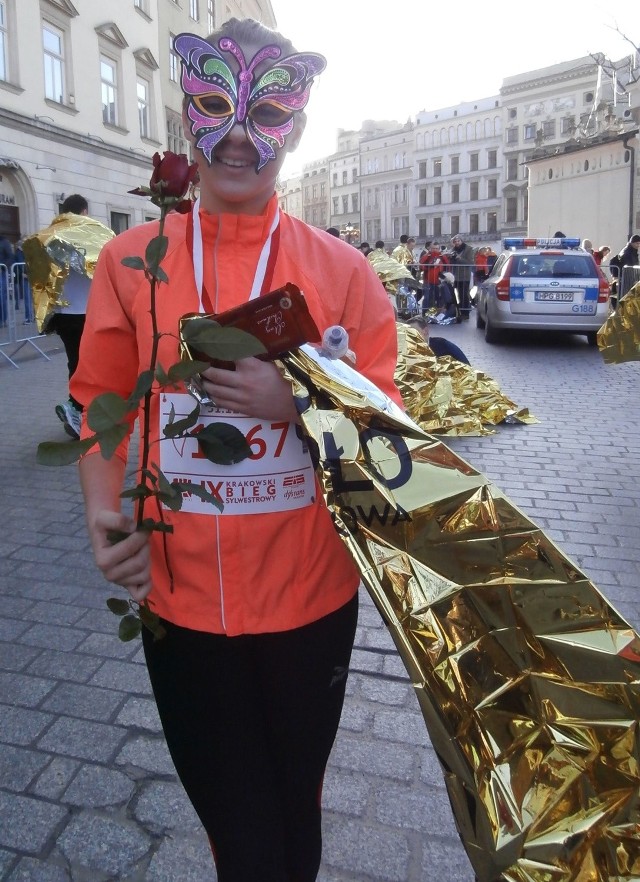Marianna Manggione za udział w biegu otrzymała piękną różę.
