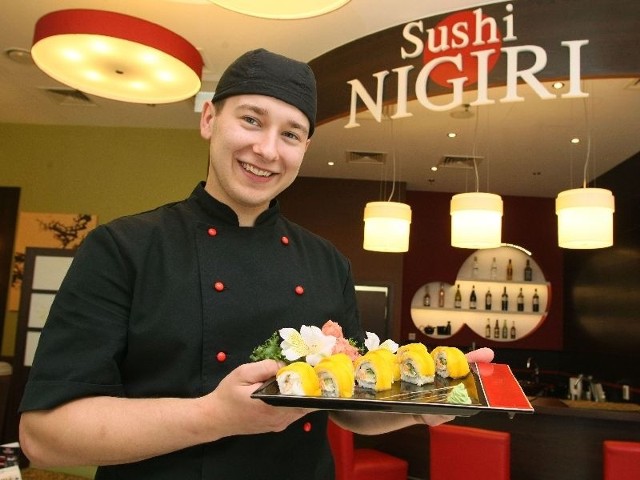 Piotr Jabłonka, sushimaster i szef kuchni restauracji Sushi Nigiri w kieleckiej Galerii Echo prezentuje jedną z nowości &#8211; Mangoo Rolls.