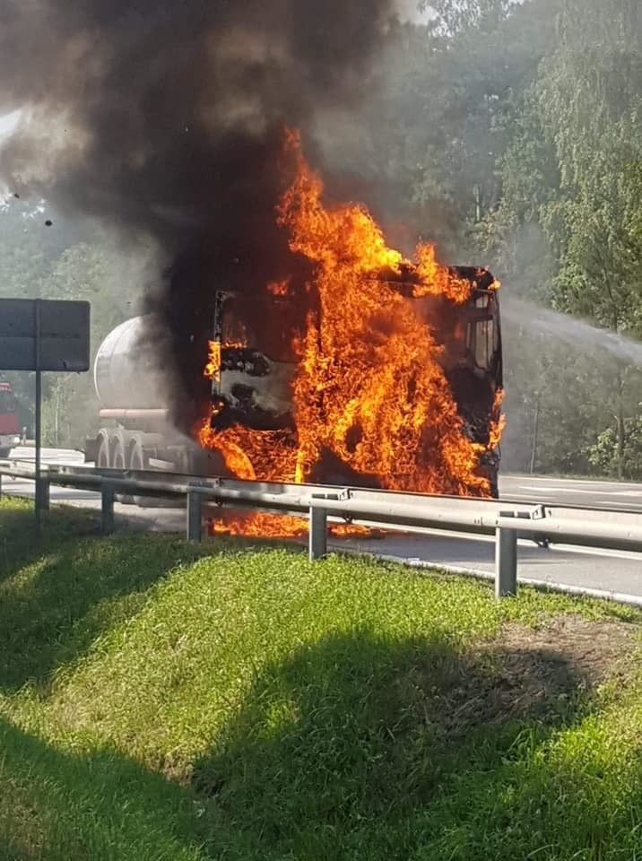 Na krajowej "dziesiątce" płonęła cysterna z krwią