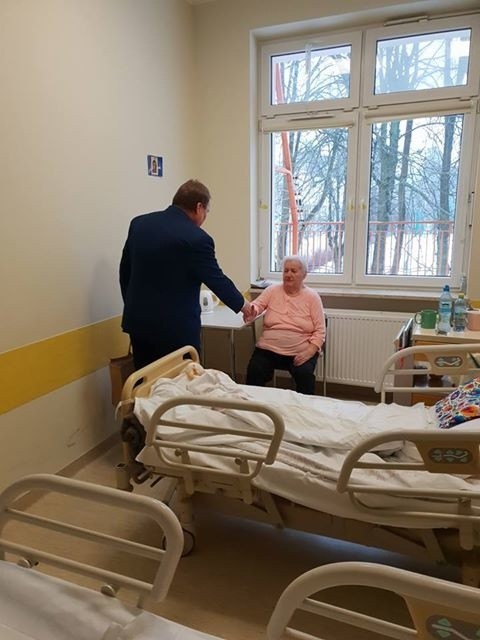 Poseł Mieczysław Baszko odwiedził babcie i dziadków w Szpitalu im. Śniadeckiego w Białymstoku (zdjęcia)