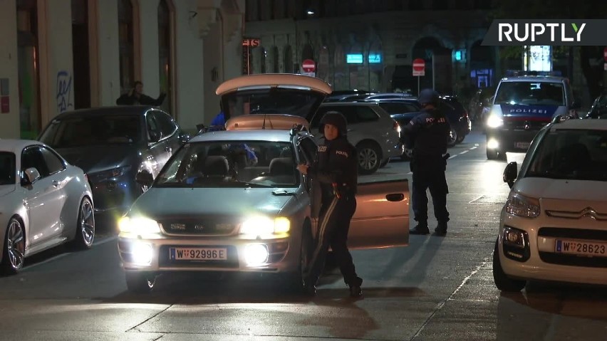 Atak terrorystyczny w Wiedniu. Strzelanina w stolicy Austrii. Policjanci ścigają zamachowców. Są ofiary