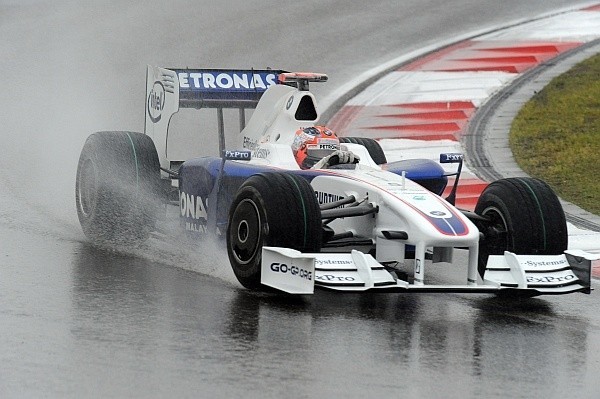 Na 17 okrążeniu Robert Kubica uderzył w tył Włocha Jarno...