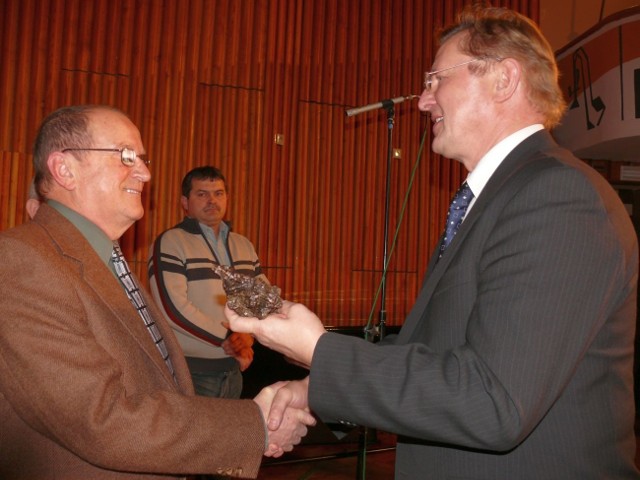 Stanisław Sądej odbiera nagrodę z rąk wiceprezydenta Franciszka Zaborowskiego.