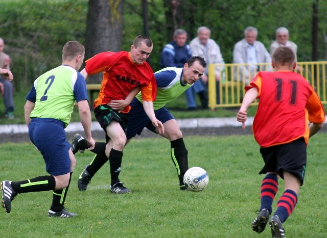 Piłkarze Sanny Zaklików (w pomarańczowych koszulkach), niespodziewanie przegrali na własnym boisku z rywalami z Kotowej Woli.