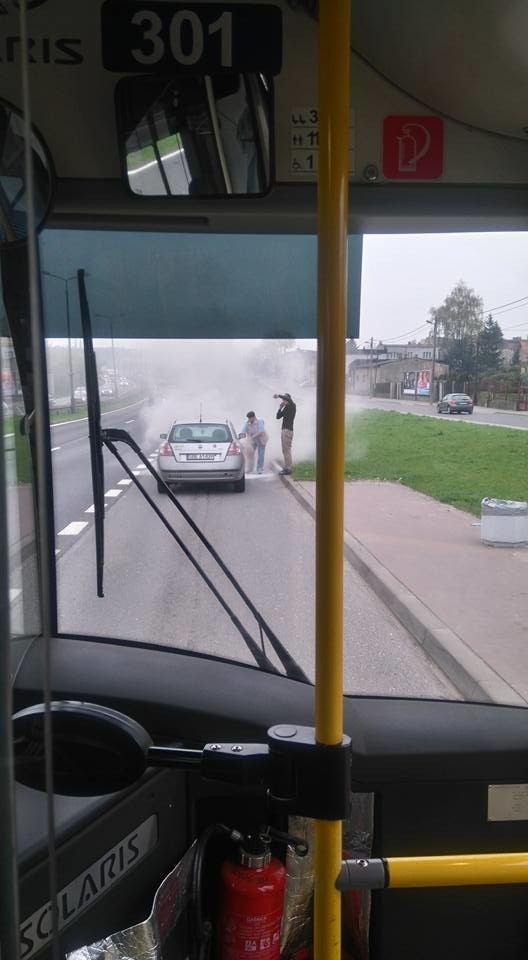 Bohaterska kierująca autobusem wyskoczyła i ugasiła pożar samochodu