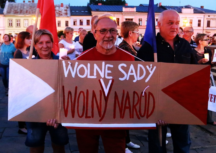 Tłum na Rynku Nowego Sącza: Wolne sądy - wolny naród [ZDJĘCIA]