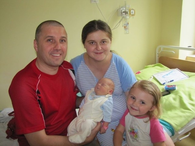 Adam Wysocki z rodzicami Justyną i Dariuszem oraz siostrą Darią