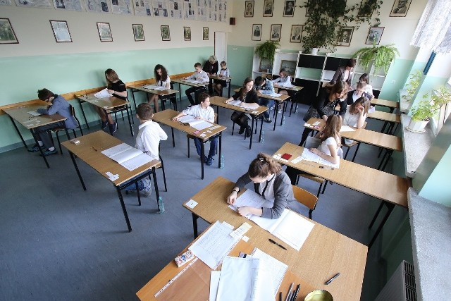 Test szóstoklasisty znika - MEN chce, by po zakończeniu podstawówki uczniowie podchodzili do egzaminu ósmoklasisty. Przez pierwsze trzy lata (od roku szkolnego 2018/2019 do 2020/2021) pisać będą test z trzech przedmiotów - języka polskiego i obcego oraz matematyki.