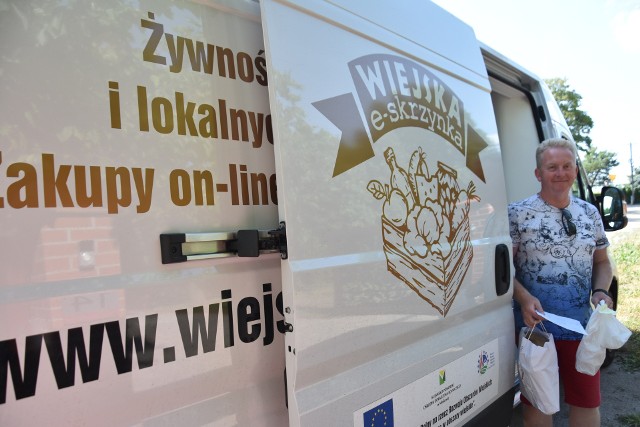 „Wiejska e-skrzynka” (wiejskaeskrzynka.pl) to dobry przykład na skracanie dostaw żywności od rolników do konsumentów.  Na zdj.: Mariusz Tomczak z Kujawsko-Pomorskiego Ośrodka Doradztwa Rolniczego, który raz w tygodniu dowozi żywność „pod drzwi” konsumentów