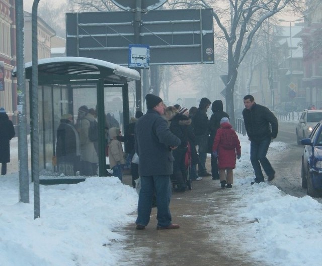 Autobusy linii nr 3 nie kursowały w ogóle, a miejskie  były spóźnione.  A pasażerowie marznęli na przystankach.