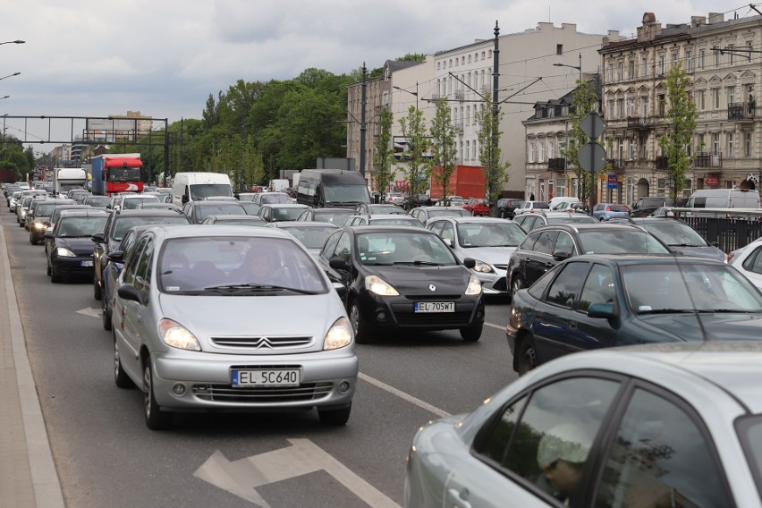 W Łodzi jest ponad pół miliona zarejestrowanych samochodów. To dlatego tworzą się potworne korki