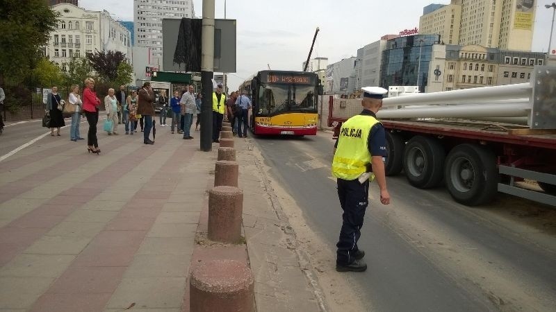 TIR na którym przywieziono elementy wiaty zablokował w...