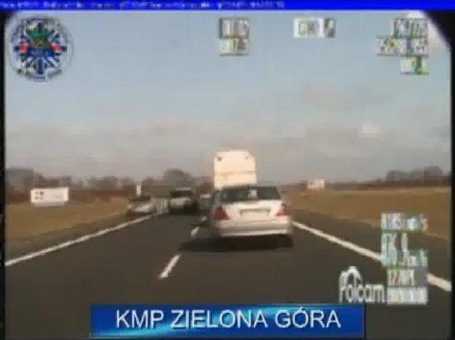 Kierowca chryslera omal nie doprowadził do czołowego zderzenia