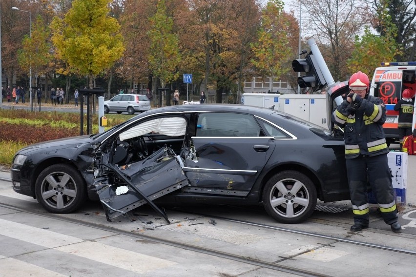 Wypadek na rondzie Skubiszewskiego. Auto wjechało pod...