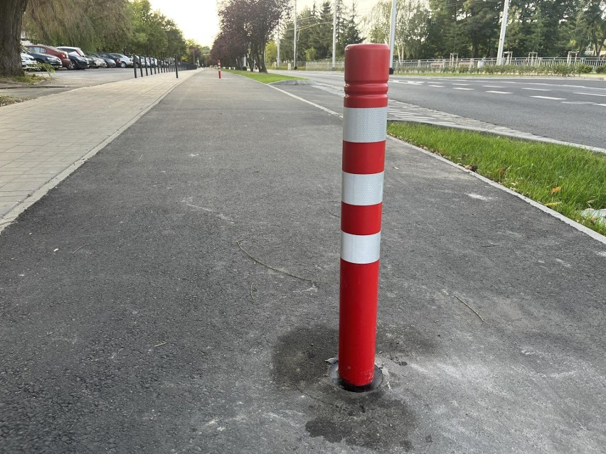 Na nowej ścieżce rowerowej wzdłuż ulicy Rogowskiej we...