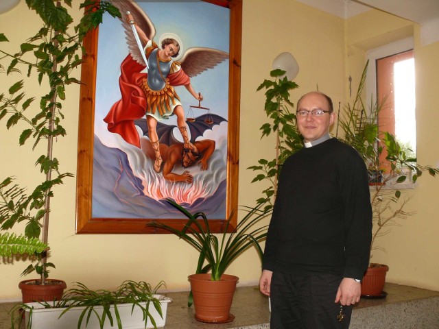 Michalina ksiądz Mychajło Prokopiw przy obrazie z postacią św. Michała Archanioła &#8211; patrona Ukrainy.