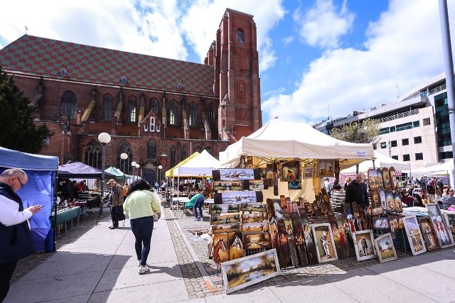 Te towary można kupić na targu staroci we Wrocławiu. Stanowiska rozłożone są przy ul. Szewskiej, pod Katedrą św. Marii Magdaleny.